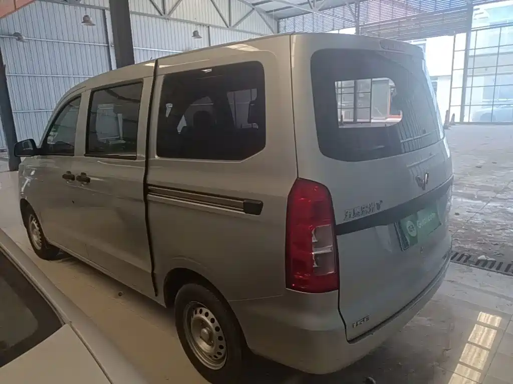 Wuling Hongguang V — миниатюра 5