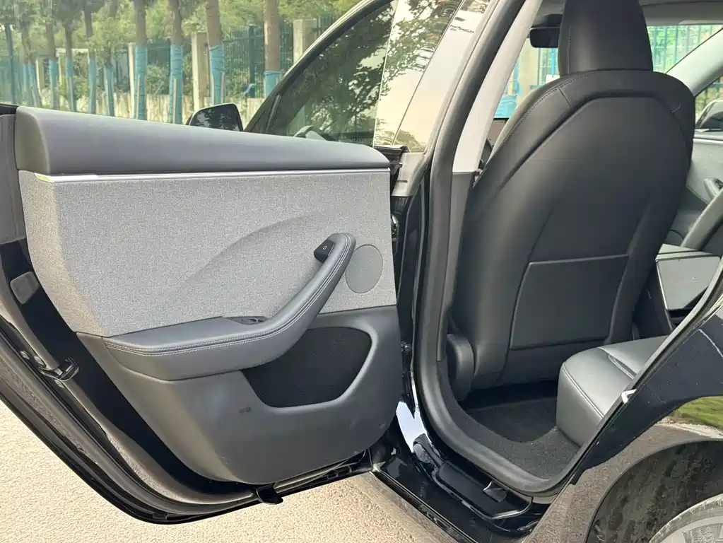 Tesla Model 3 — миниатюра 12