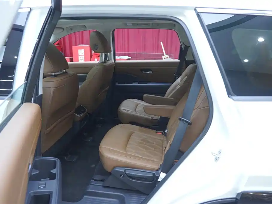 NISSAN EXPLORING THE LAND