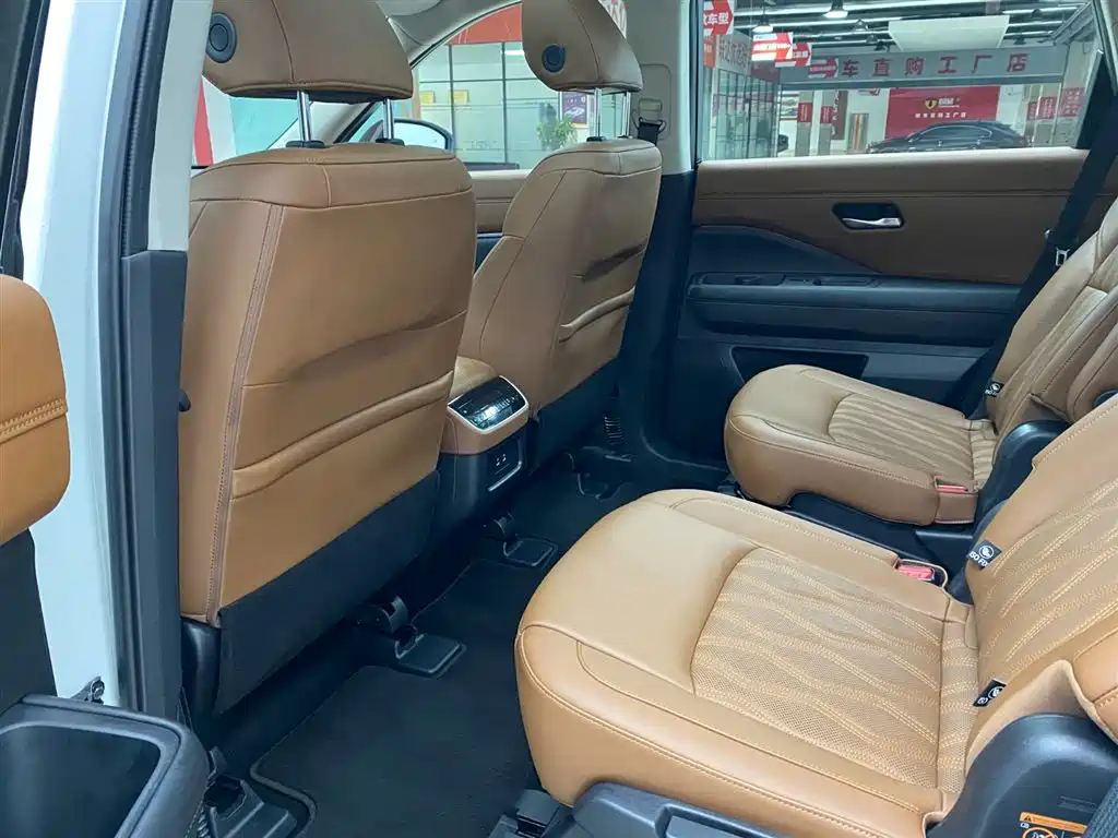 NISSAN EXPLORING THE LAND