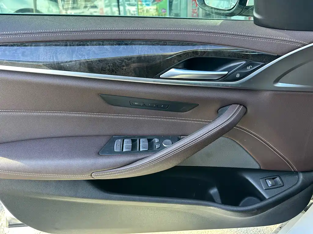 BMW 5 Series — миниатюра 13
