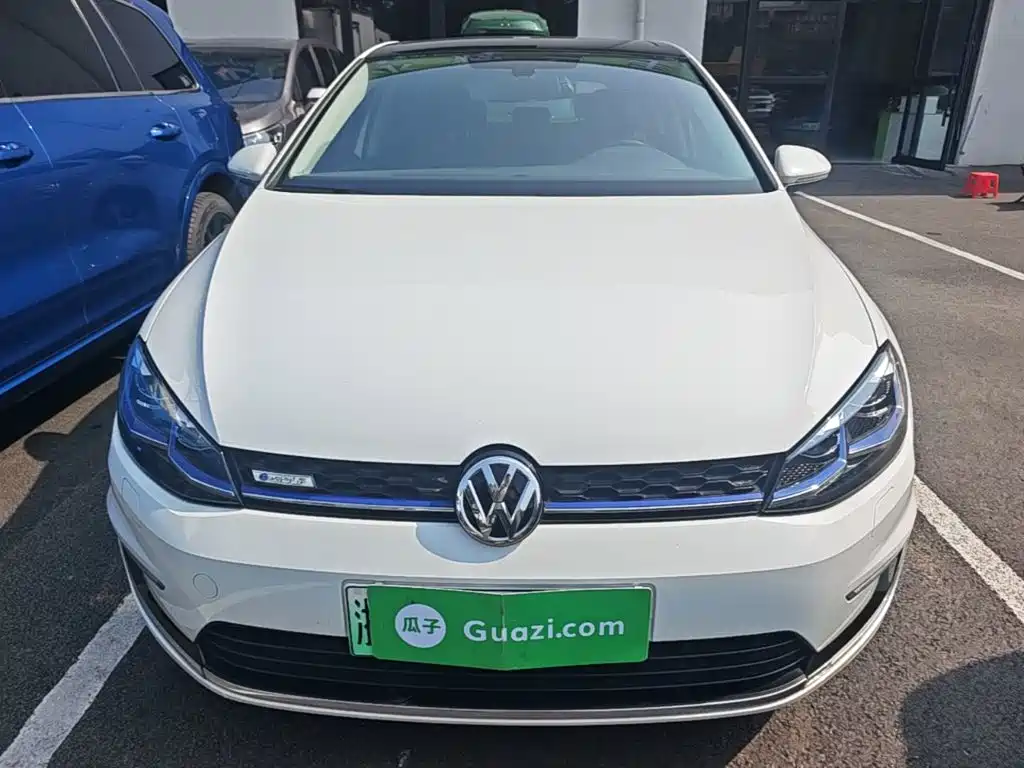 Volkswagen Golf ·