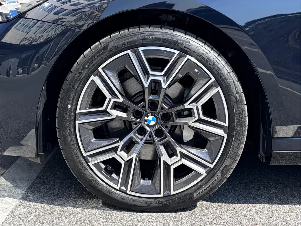BMW 5 Series — миниатюра 7