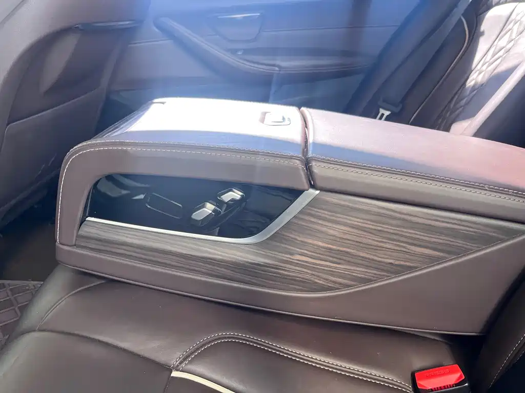 BMW 5 Series — миниатюра 7