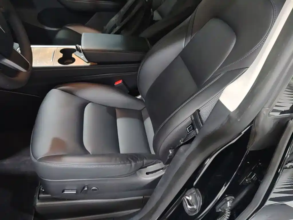 Tesla Model Y — миниатюра 15
