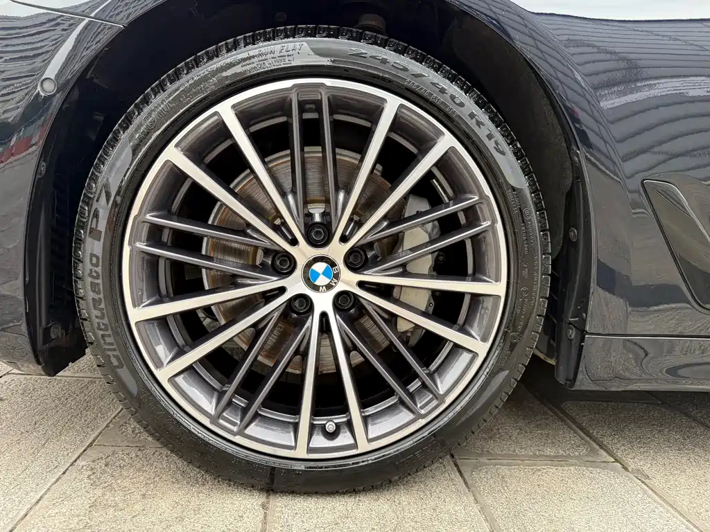 BMW 5 Series — миниатюра 14