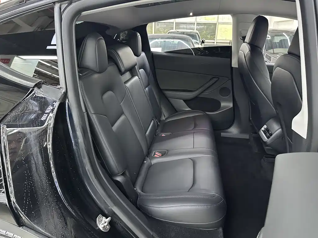 Tesla Model Y — миниатюра 7