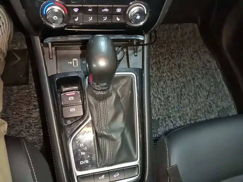 Roewe RX3 — миниатюра 14
