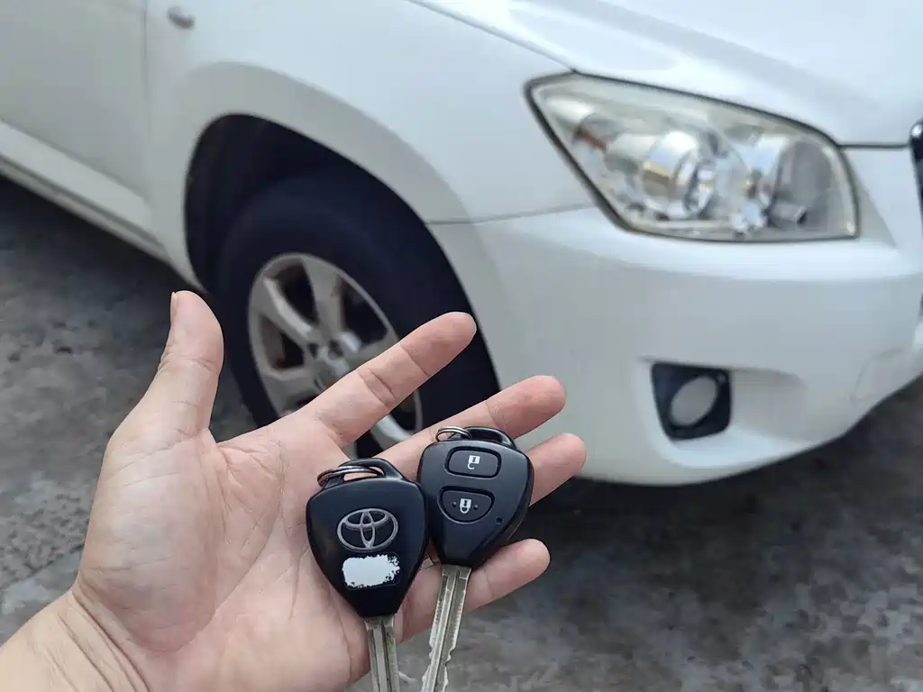 Toyota RAV4 — миниатюра 5