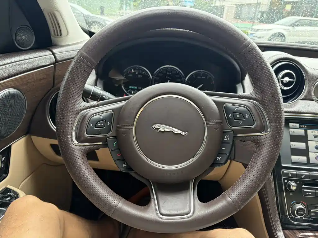 Jaguar XJ — миниатюра 9