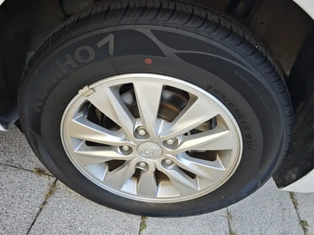 Hyundai Elantra — миниатюра 11