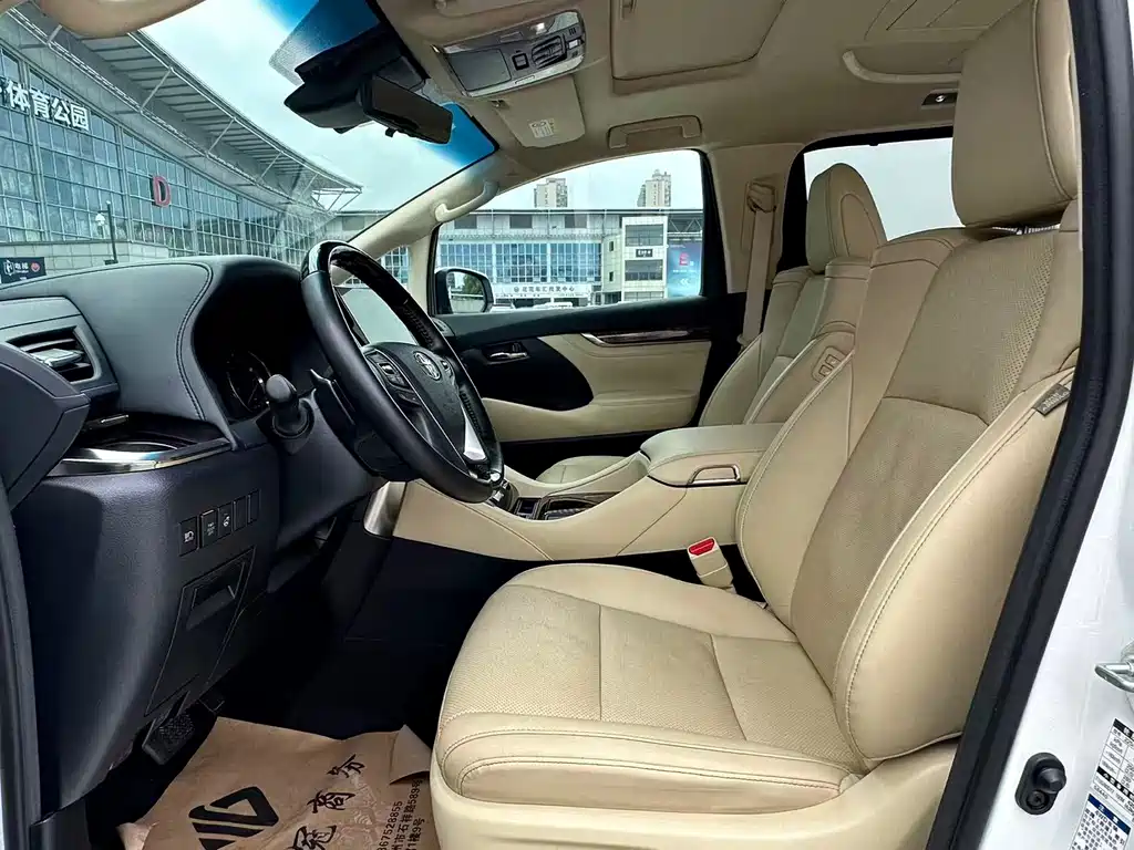Toyota Alphard — миниатюра 7