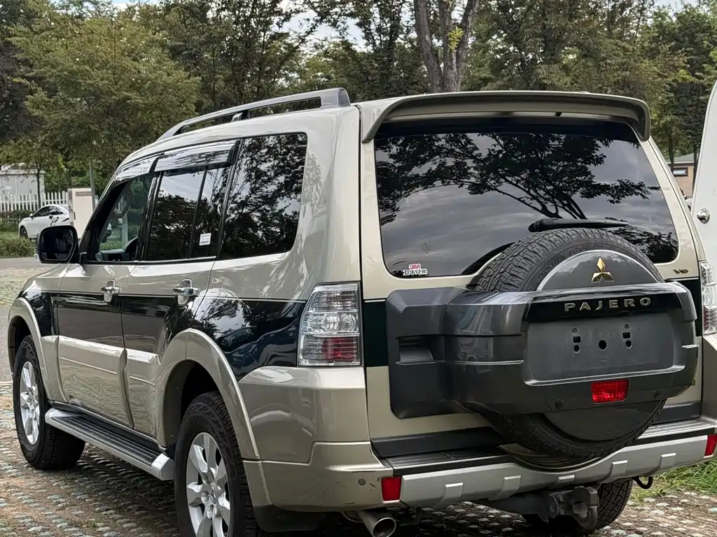 Mitsubishi Pajero (Import) — миниатюра 8