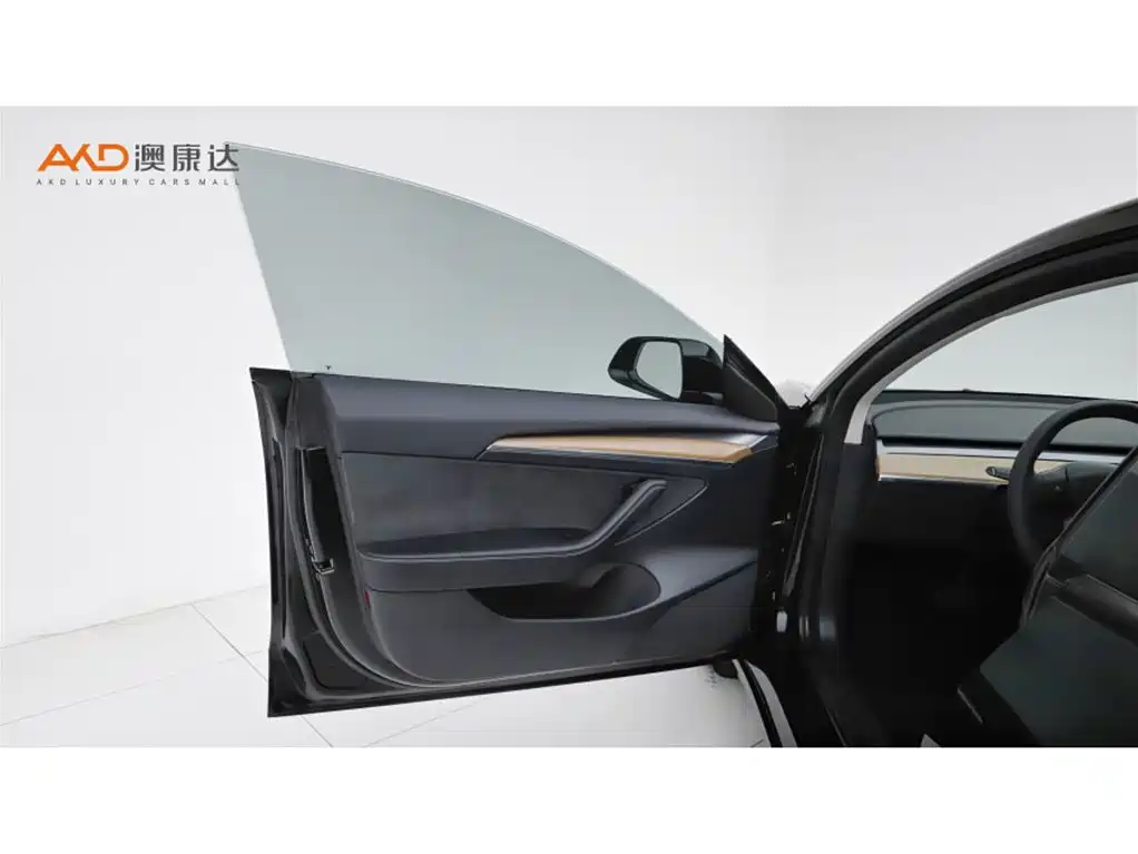 Tesla Model 3 — миниатюра 10