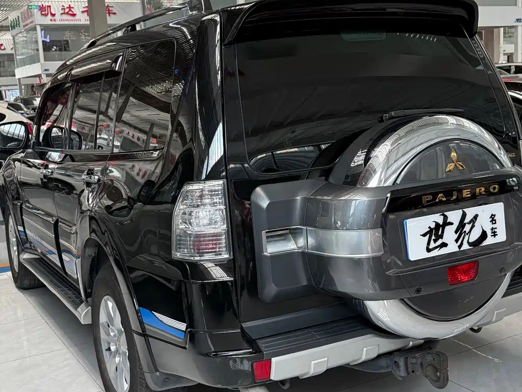 Mitsubishi Pajero (Import) — миниатюра 5