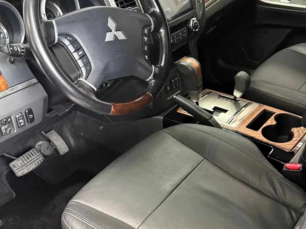 Mitsubishi Pajero (Import) — миниатюра 7
