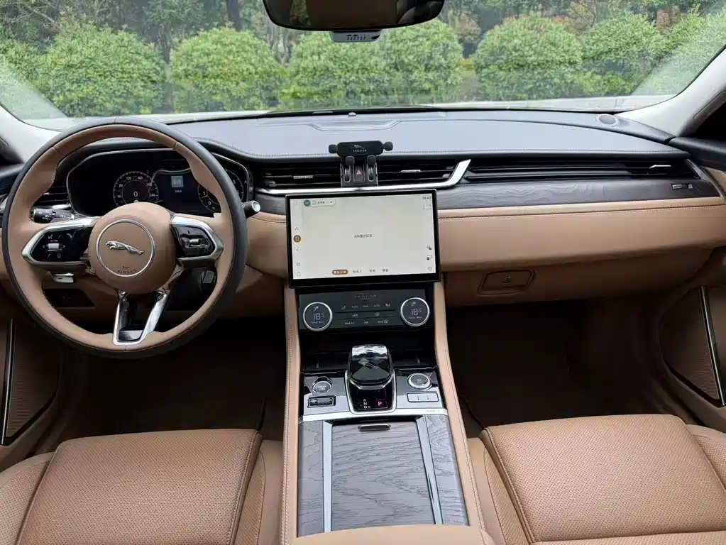 Jaguar XFL — миниатюра 10