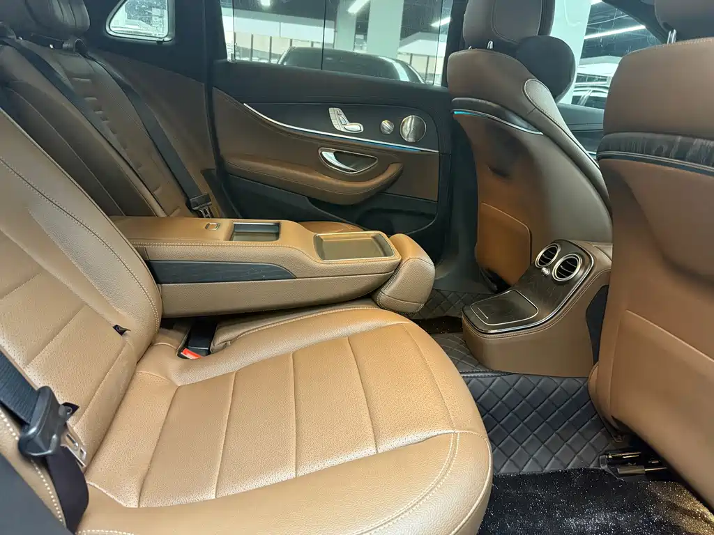 Mercedes-Benz E-Class — миниатюра 11