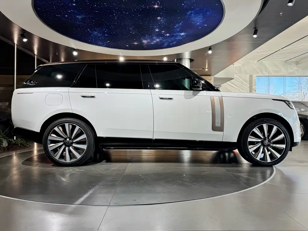 Land Rover Range Rover 2024 3.0 L6 400PS SV Long Wheelbase 4 мест