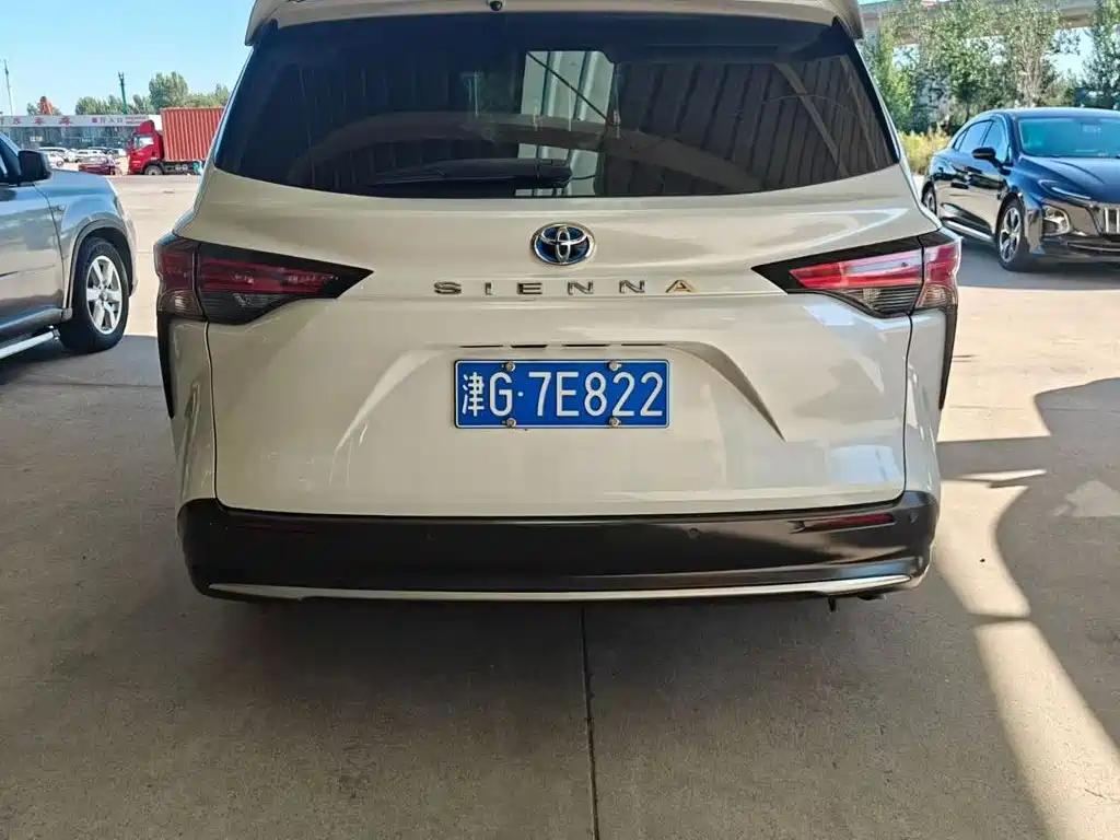 Toyota Sienna — миниатюра 2