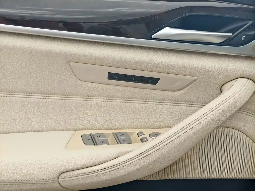 BMW 5 Series — миниатюра 13