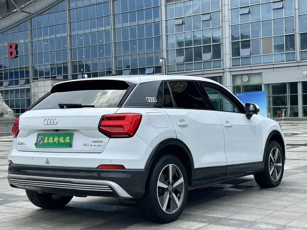 Audi Q2L e-tron — миниатюра 16