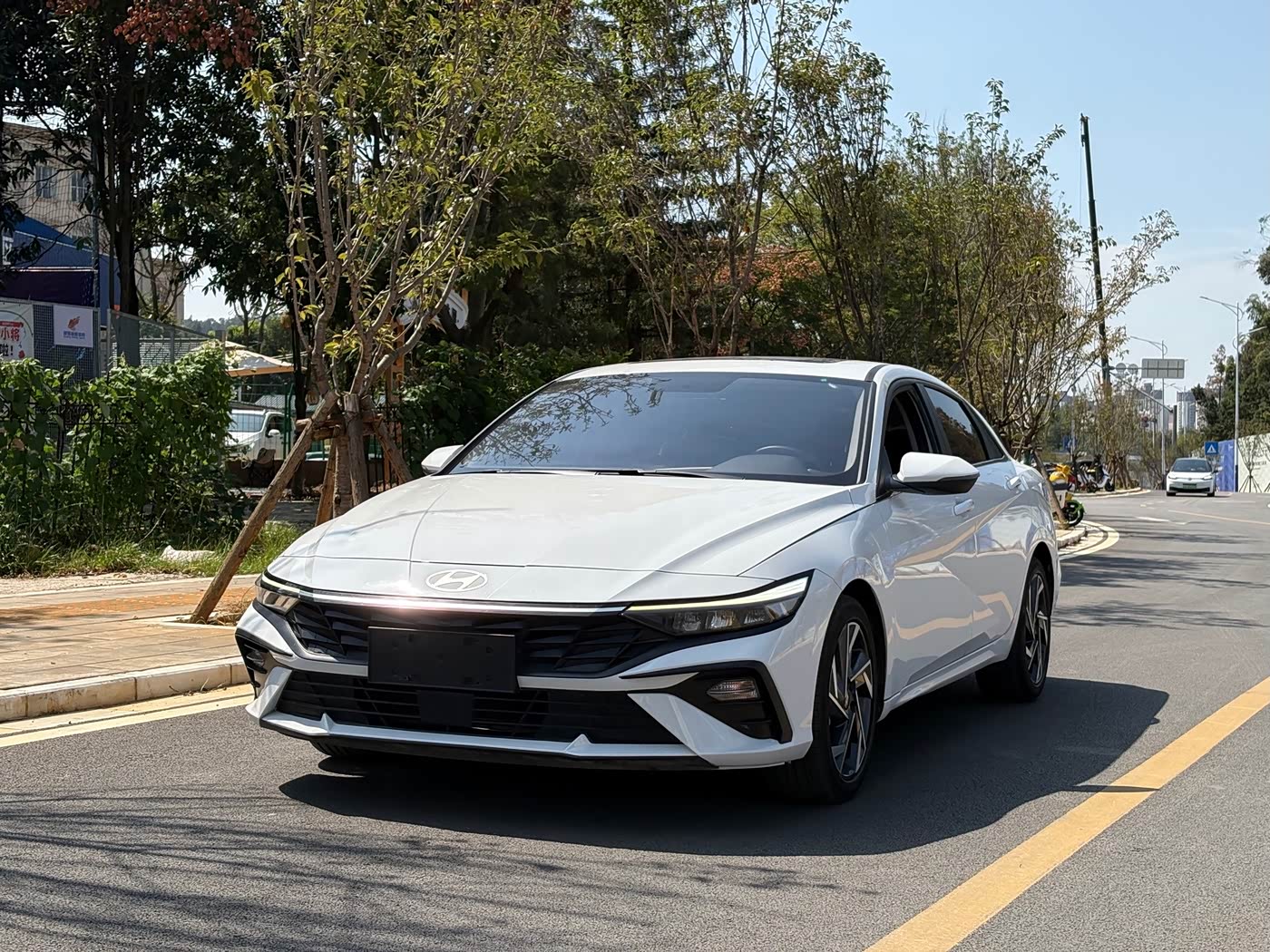 Hyundai Elantra 1.5 л 2024 г. Белый, пробег 19000 км