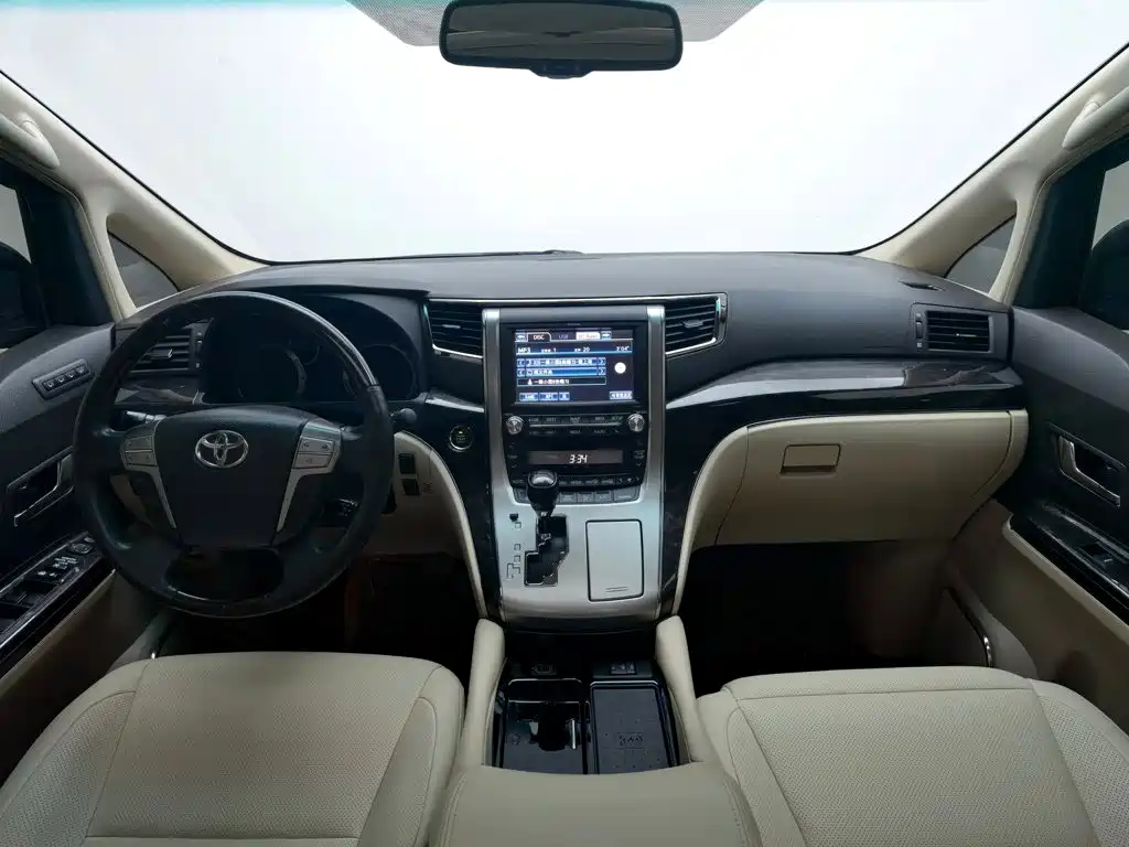 Toyota Alphard — миниатюра 5