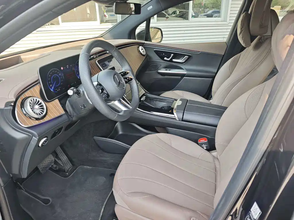 Mercedes-Benz EQE SUV — миниатюра 16