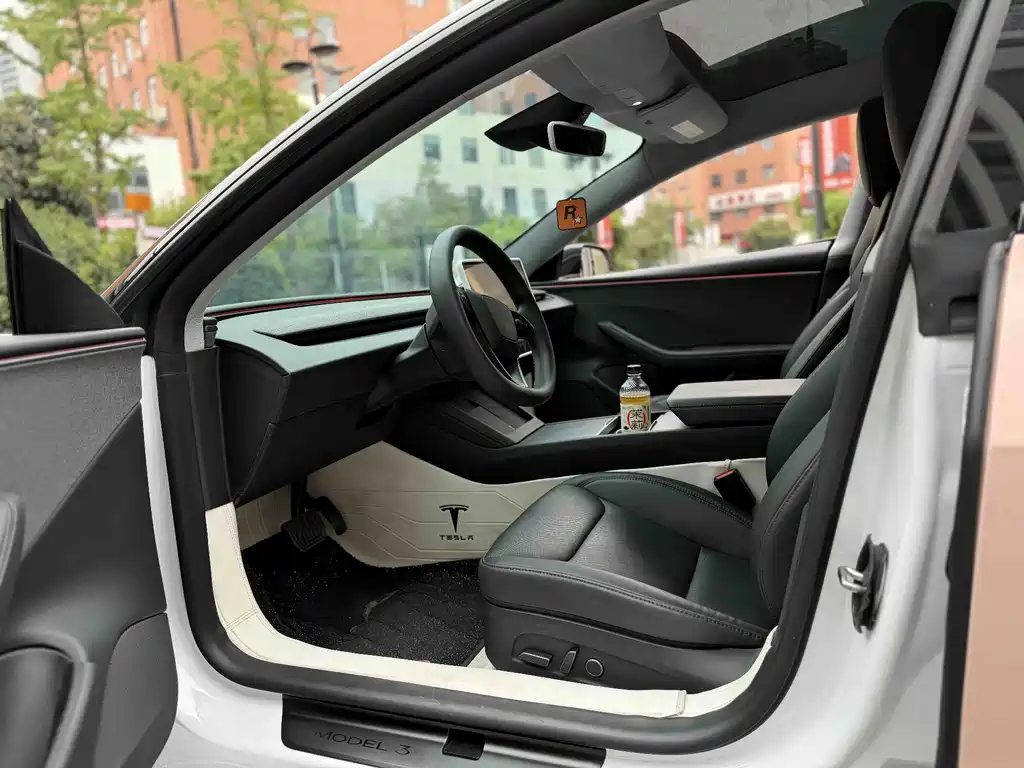 Tesla Model 3 — миниатюра 4