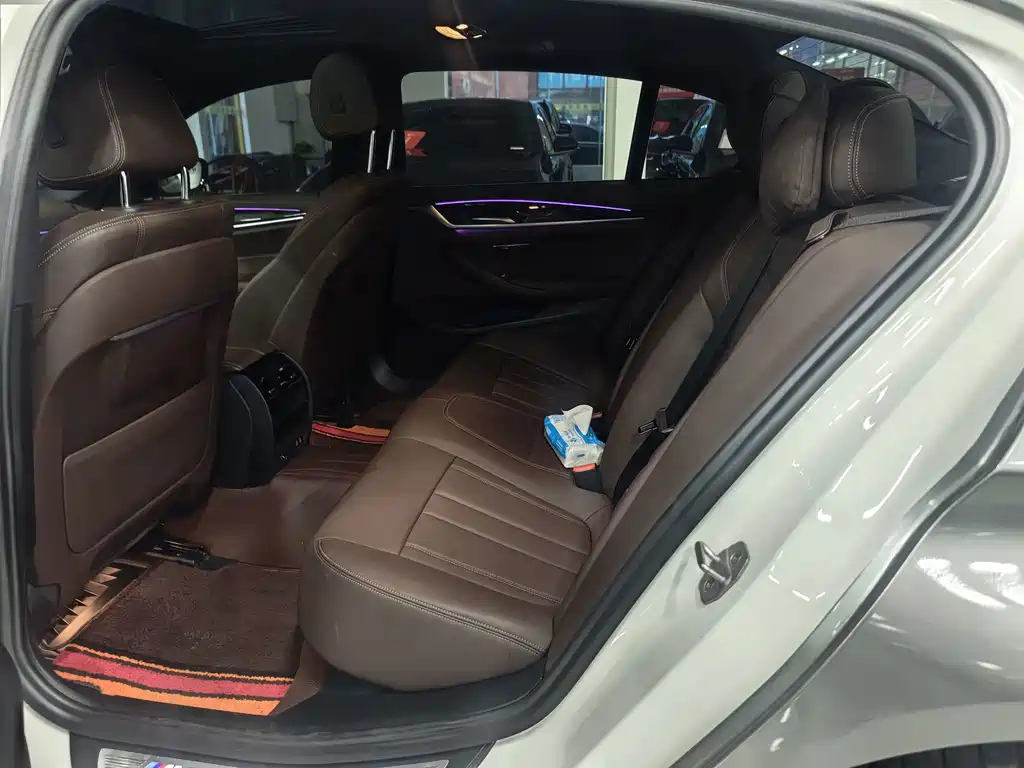 BMW 5 Series — миниатюра 8