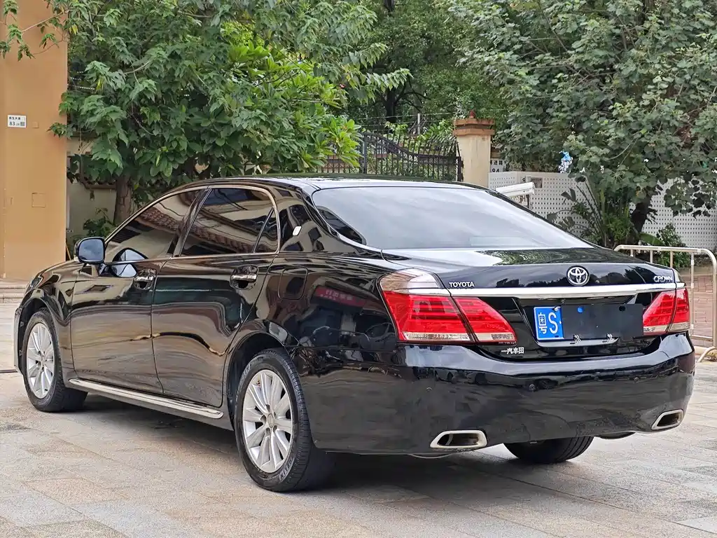 Toyota Crown — миниатюра 6