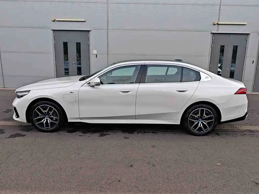 BMW i5 — миниатюра 5