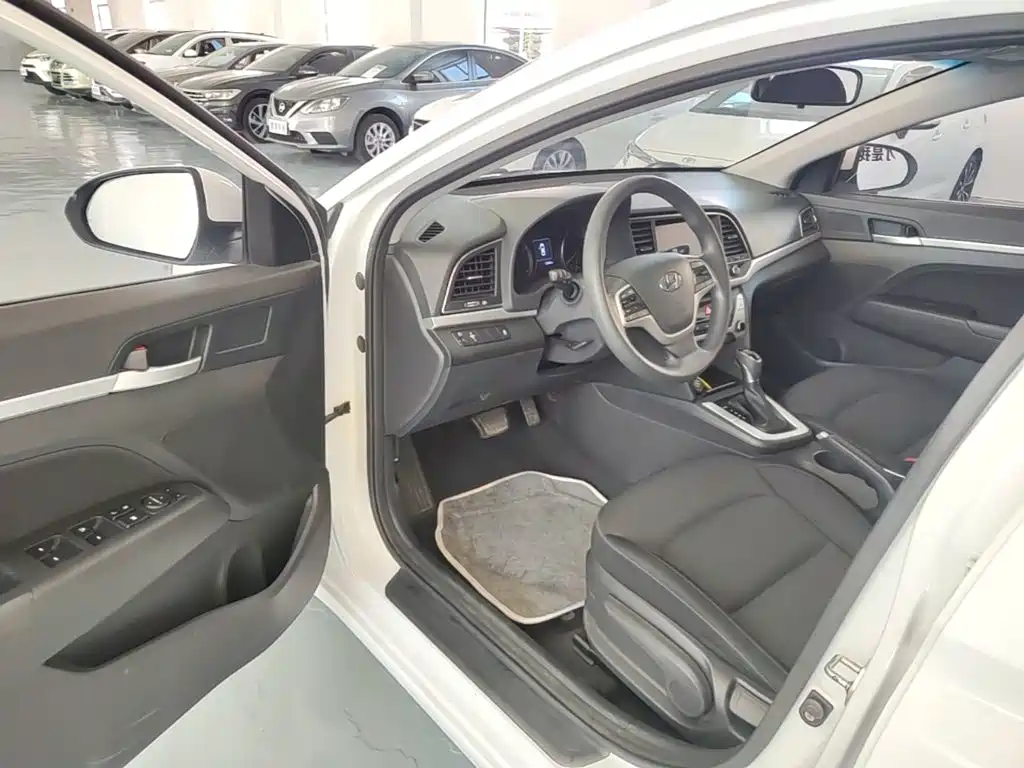 Hyundai Elantra — миниатюра 16