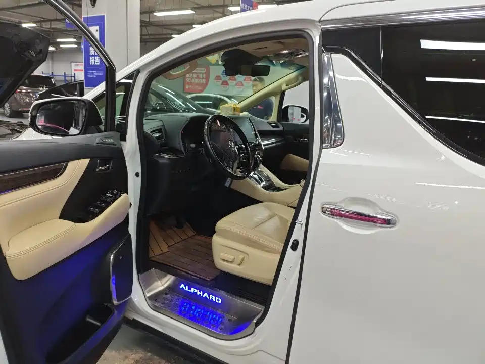 Toyota Alphard — миниатюра 2