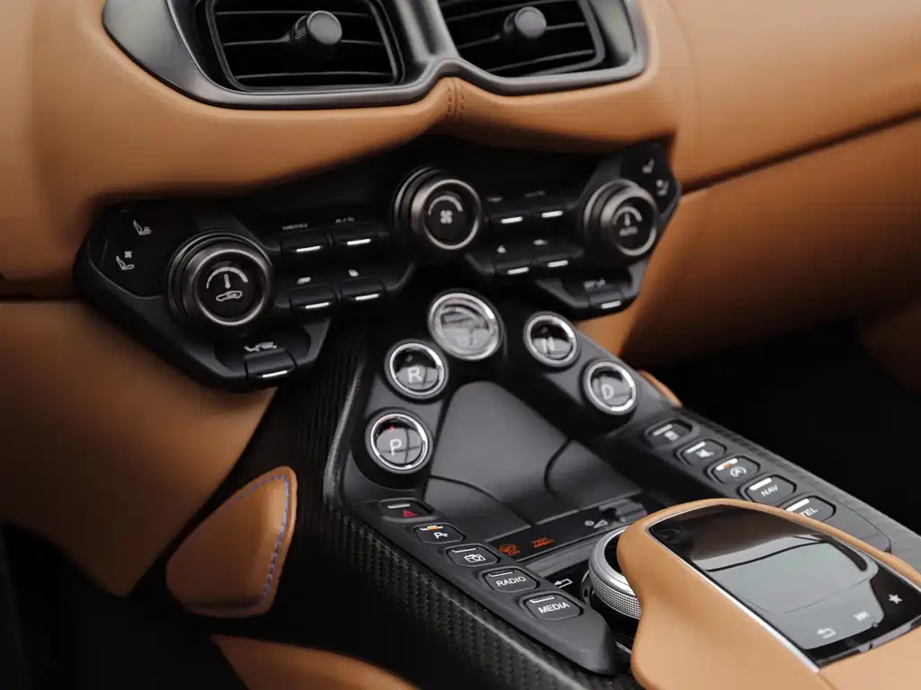 ASTON MARTIN V8 VANTAGE