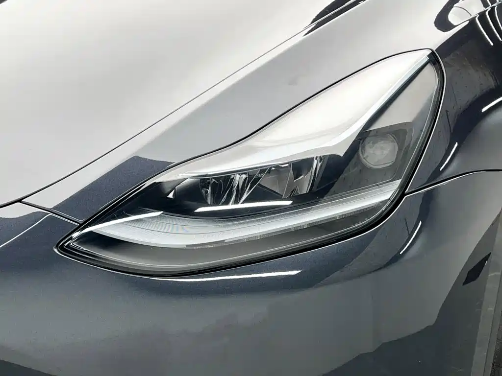 Tesla Model Y — миниатюра 9