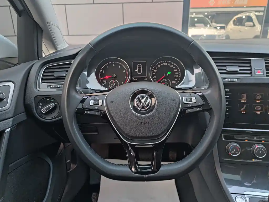 VOLKSWAGEN GOLF