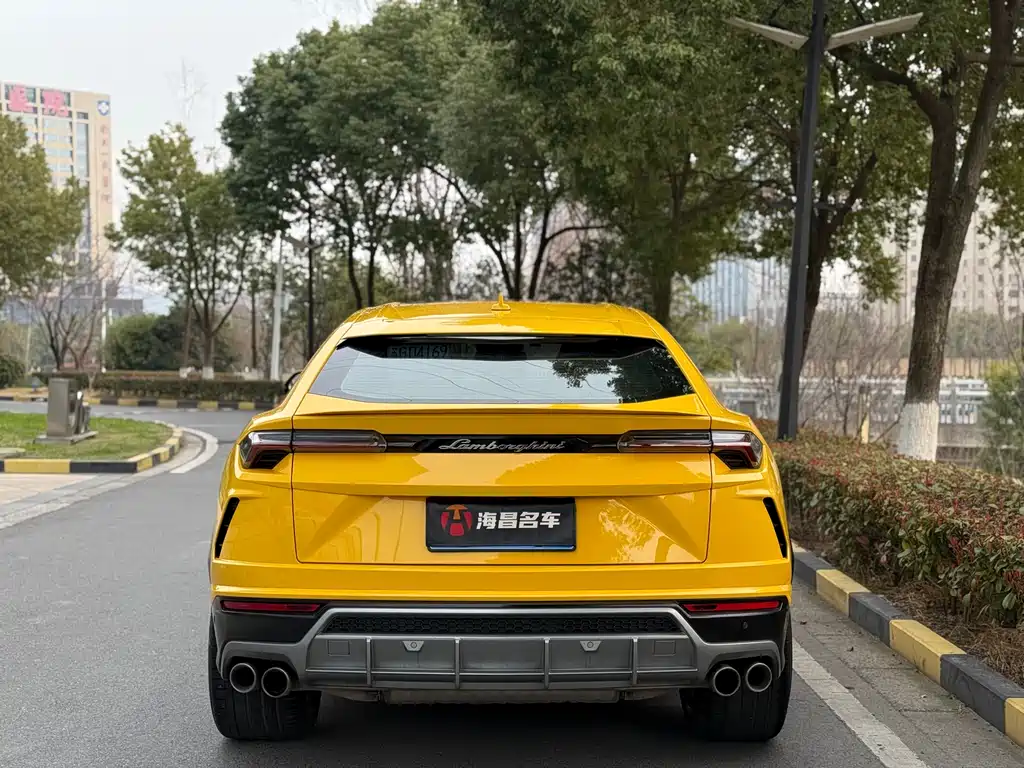 LAMBORGHINI URUS