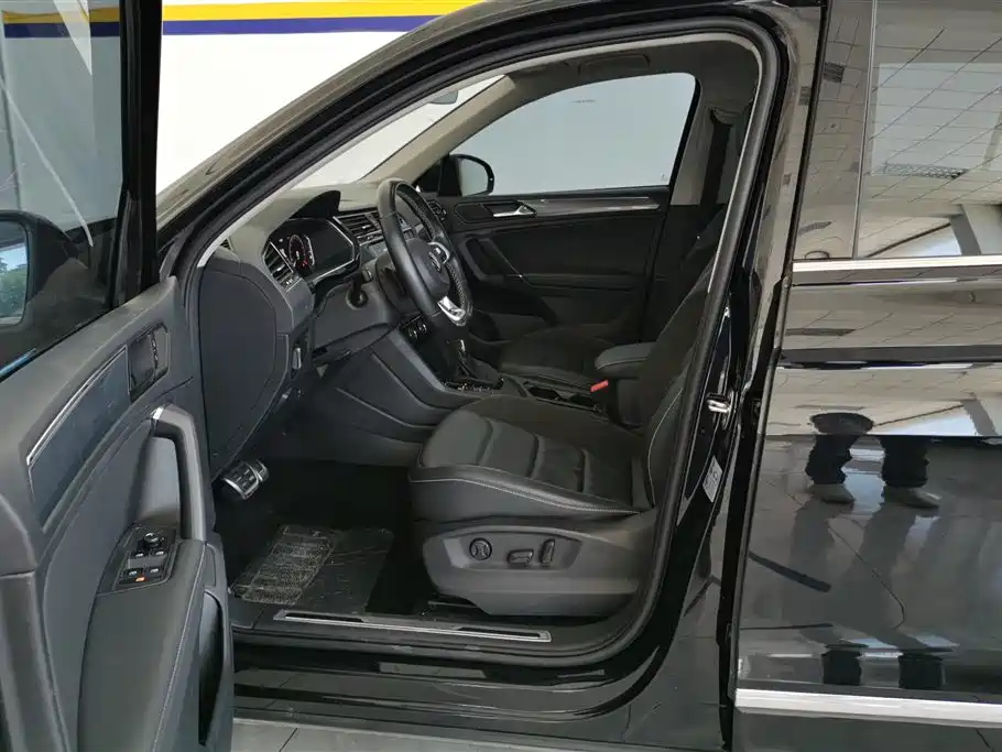 Volkswagen Tiguan L L 2021 330TSI AT R-Line