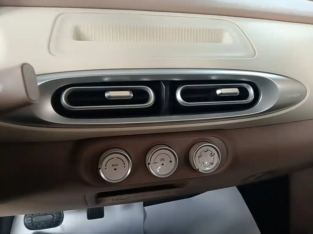 Wuling MINIEV — миниатюра 13