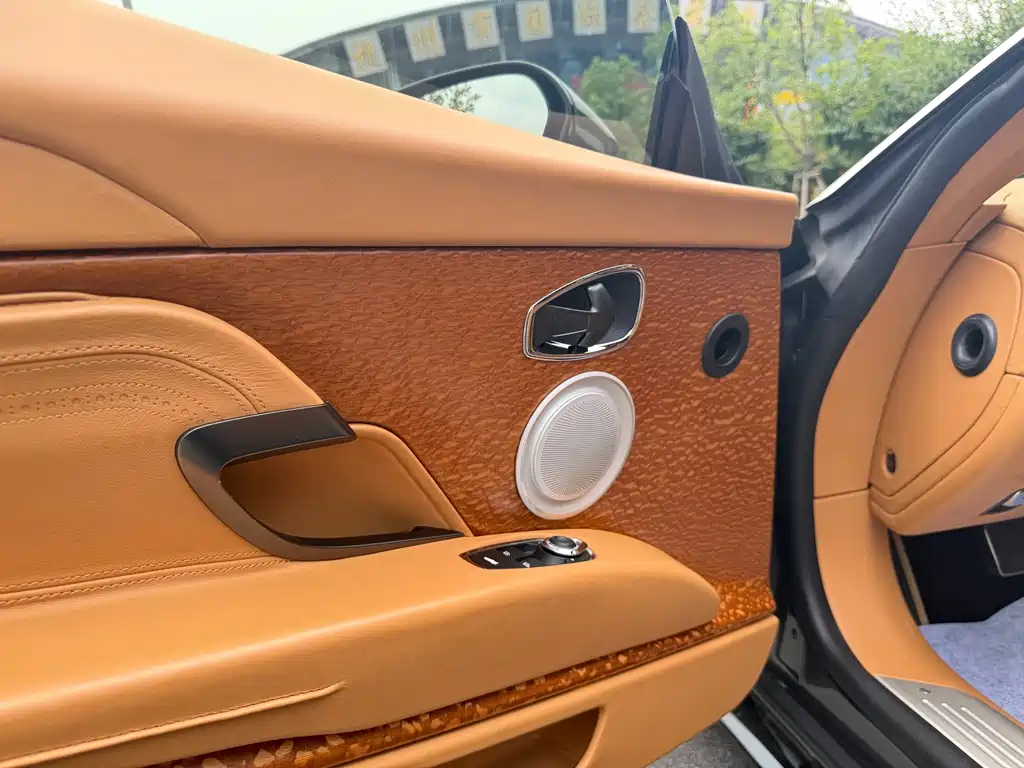 Aston Martin DB11 — миниатюра 9