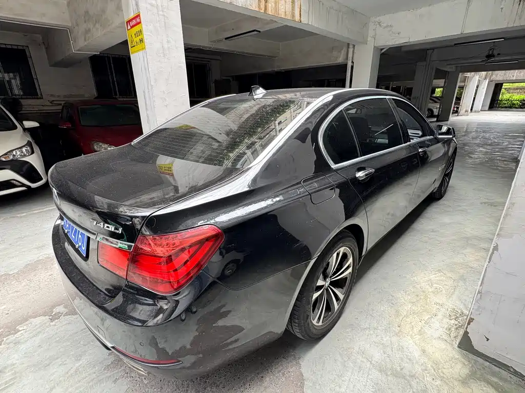 BMW 7 Series — миниатюра 9