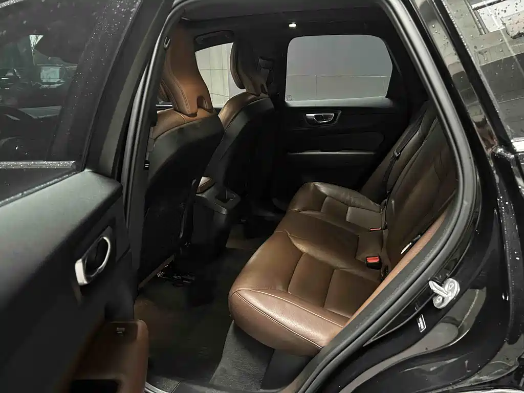 Volvo XC60 2023 B5 Luxury