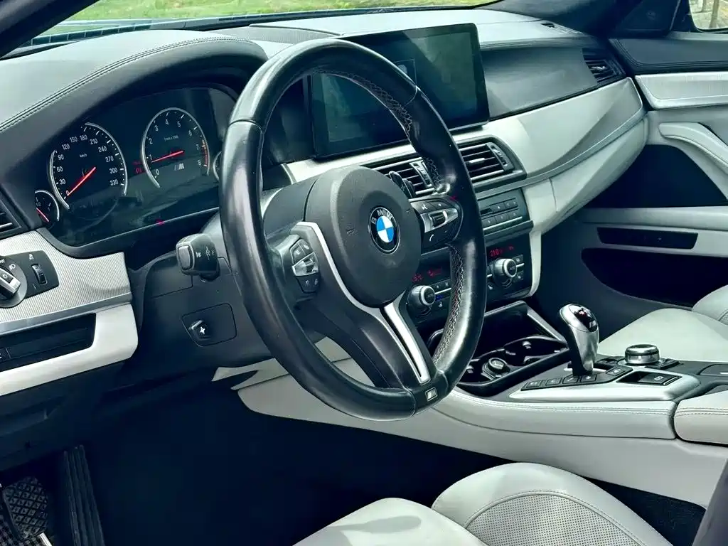 BMW M5 — миниатюра 7