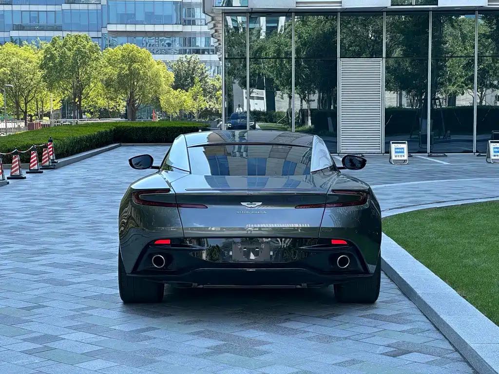 Aston Martin DB11 — миниатюра 7