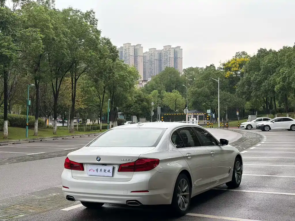BMW 5 Series — миниатюра 9