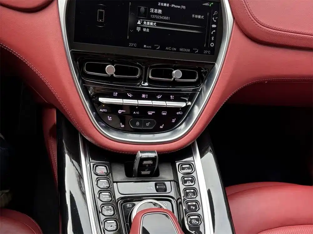Aston Martin DBX — миниатюра 11