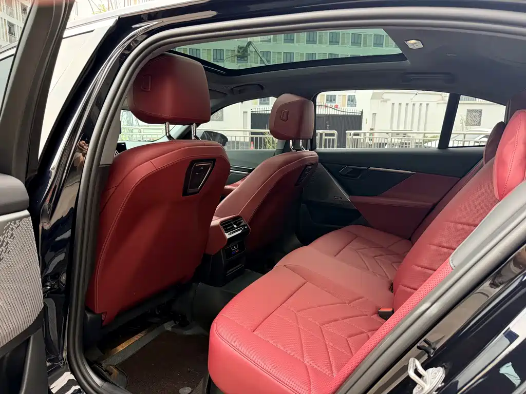 BMW 5 Series — миниатюра 5