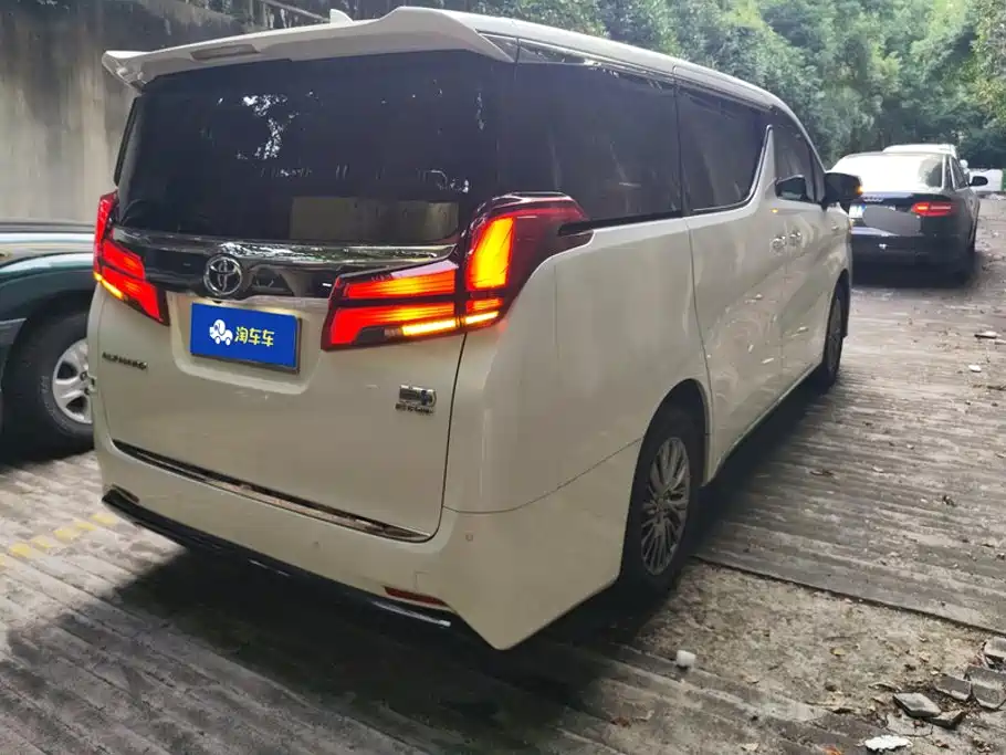 Toyota Alphard — миниатюра 3